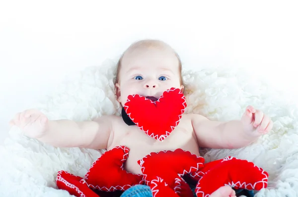 Pequeno menino bonito em gravata arco e com coração vermelho — Fotografia de Stock