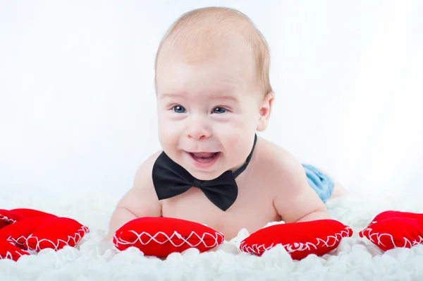 Маленький красивий хлопчик в краватці і з червоним серцем — стокове фото