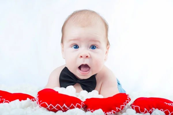 Küçük güzel çocuk papyon ve kırmızı kalp — Stok fotoğraf