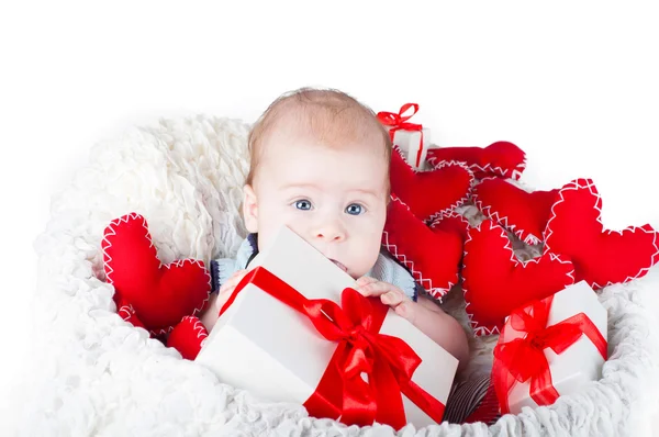 Jongen met een doos van de gift en harten — Stockfoto