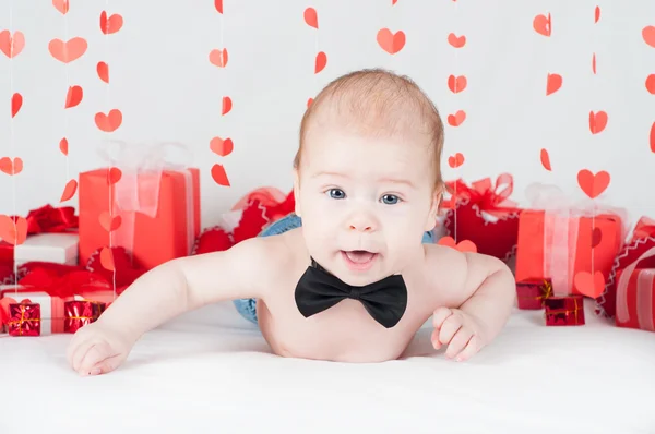 Garçon avec une boîte cadeau et des cœurs. Concept de Saint Valentin — Photo