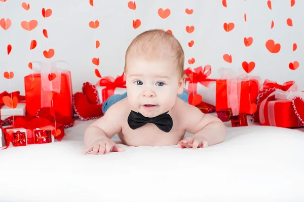 Jongen met een doos van de gift en harten. Valentine dag concept — Stockfoto