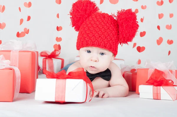 Boy with a gift box and hearts. Valentine day concept — Stock Photo, Image