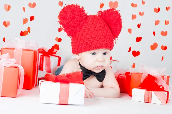 Chłopiec z pudełko i serca. Valentine dzień koncepcji — Zdjęcie stockowe