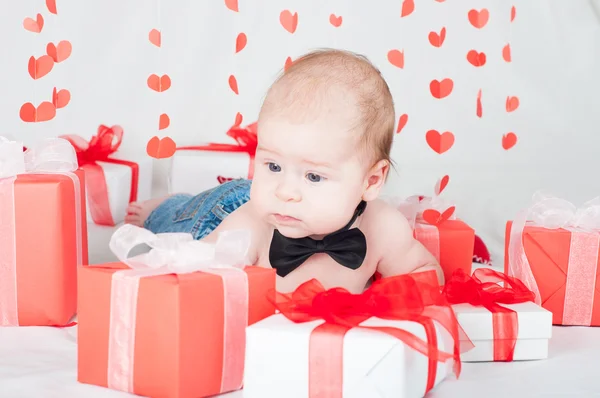 Garçon avec une boîte cadeau et des cœurs. Concept de Saint Valentin — Photo