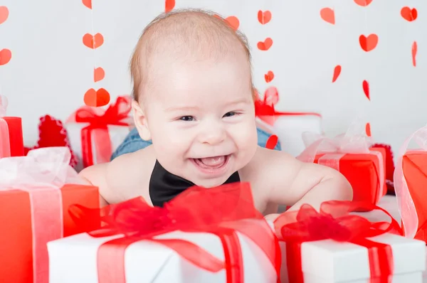 Ragazzo con una scatola regalo e dei cuori. Concetto San Valentino — Foto Stock