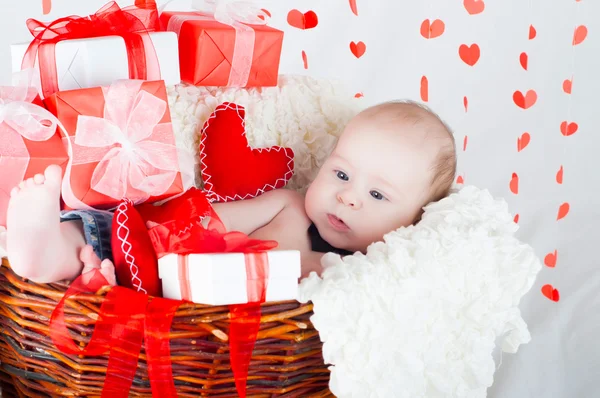 Cesta de regalo con cajas de regalo, corazones y Cupido. Día de San Valentín — Foto de Stock