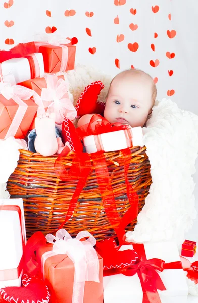 Cesta de regalo con cajas de regalo, corazones y Cupido. Día de San Valentín — Foto de Stock