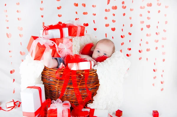 Gift basket with gift boxes, hearts and Cupid. Valentines Day — Stock Photo, Image