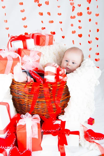 Cesta de regalo con cajas de regalo, corazones y Cupido. Día de San Valentín — Foto de Stock