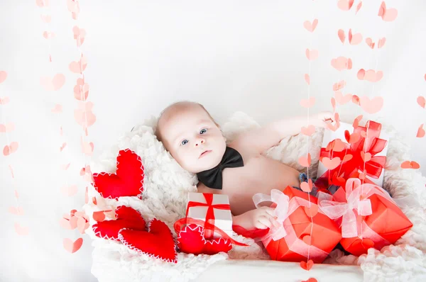 Cesta de regalo con cajas de regalo, corazones y Cupido. Día de San Valentín — Foto de Stock