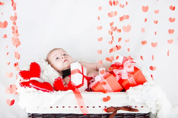 Cesta de regalo con cajas de regalo, corazones y Cupido. Día de San Valentín — Foto de Stock