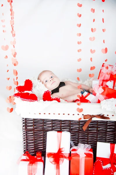 De mand van de gift met geschenkdozen, harten en Cupido. De dag van Valentijnskaarten — Stockfoto