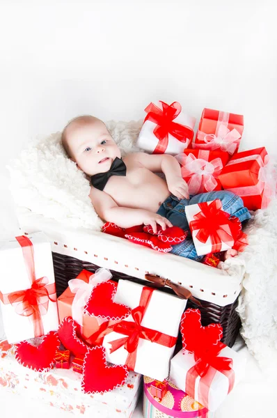 Cesto regalo con scatole regalo, cuori e Cupido. San Valentino — Foto Stock