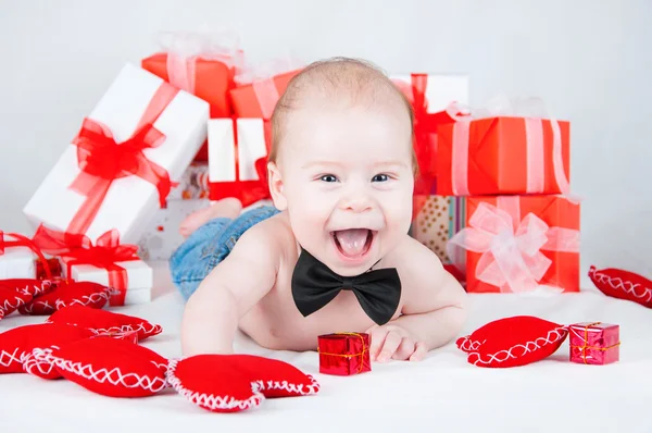 Niño con una caja de regalo y corazones. Concepto de San Valentín —  Fotos de Stock