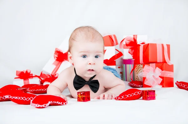 Αγόρι με ένα κουτί δώρου και καρδιές. Έννοια ημέρα του Αγίου Βαλεντίνου — Φωτογραφία Αρχείου