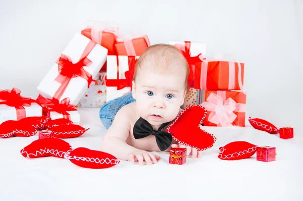 Ragazzo con una scatola regalo e dei cuori. Concetto San Valentino — Foto Stock