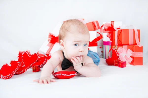 Junge mit einem Geschenkkarton und Herzen. Valentinstag-Konzept — Stockfoto