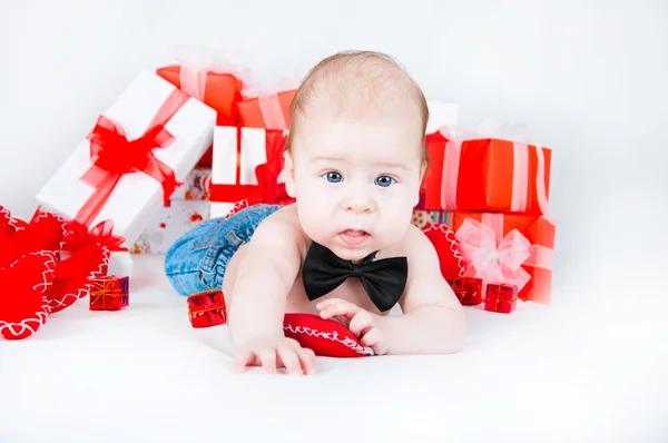 Niño con una caja de regalo y corazones. Concepto de San Valentín — Foto de Stock