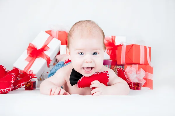 Niño con una caja de regalo y corazones. Concepto de San Valentín —  Fotos de Stock