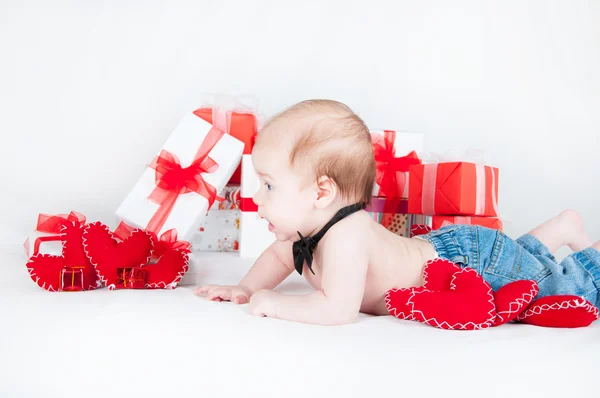 Bir hediye kutusu ve kalpleri bir çocuk. Sevgililer günü kavramı — Stok fotoğraf