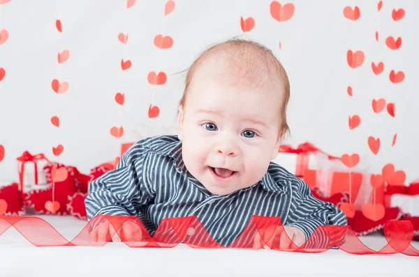 Junge mit einem Geschenkkarton und Herzen. Valentinstag-Konzept — Stockfoto