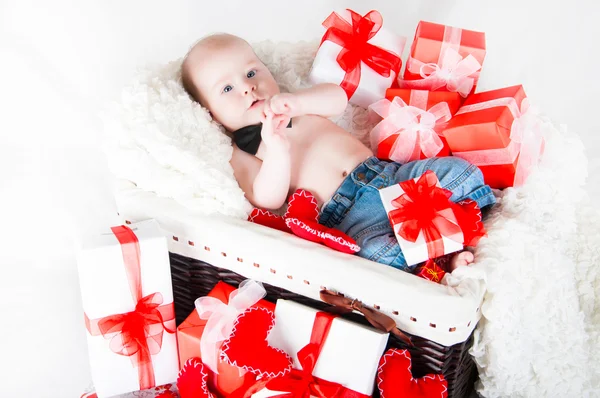 De mand van de gift met geschenkdozen, harten en Cupido. De dag van Valentijnskaarten Rechtenvrije Stockfoto's