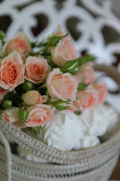 Piano con rosas pétalo —  Fotos de Stock