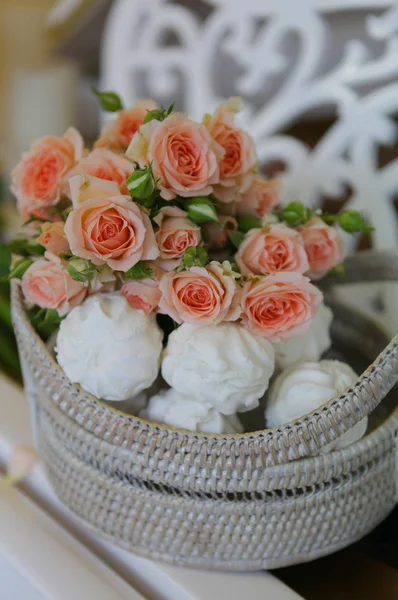 Piano com pétalas de rosas — Fotografia de Stock