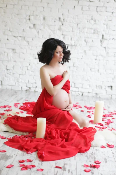 Portrait of a beautiful pregnant woman in red chiffon shawl — Stock Photo, Image