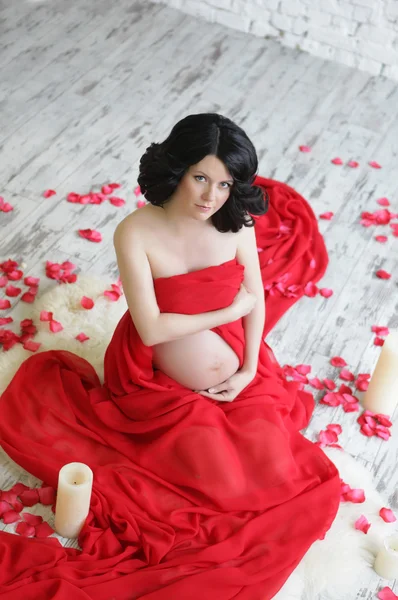 Retrato de uma bela mulher grávida em xale de chiffon vermelho — Fotografia de Stock