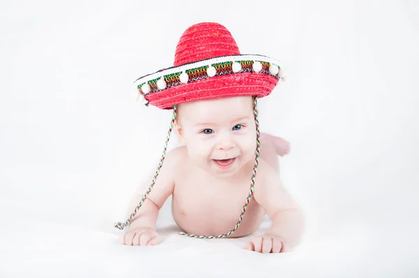 Niño alegre con sombrero y maracas sobre fondo blanco — Foto de Stock