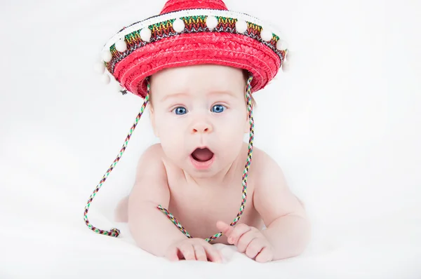 Fröhlicher kleiner Junge mit Sombrero und Maracas auf weißem Hintergrund — Stockfoto