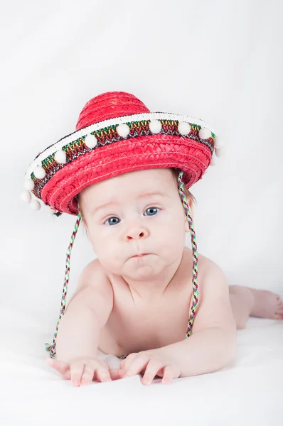 Niño alegre con sombrero y maracas sobre fondo blanco — Foto de Stock
