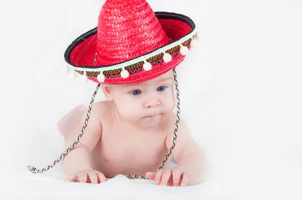 Niño alegre con sombrero y maracas sobre fondo blanco — Foto de Stock