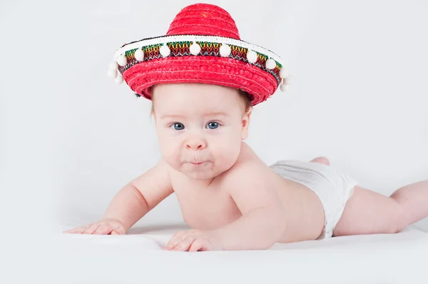 Veselý chlapeček s sombrero a maracas na bílém pozadí — Stock fotografie