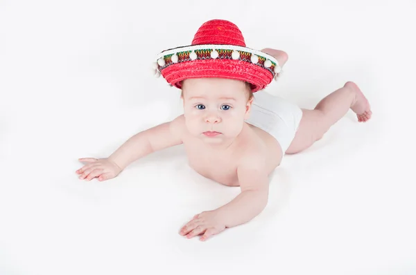 Niño alegre con sombrero y maracas sobre fondo blanco — Foto de Stock