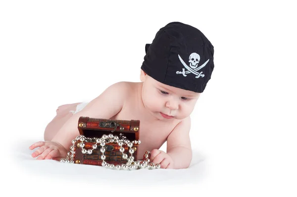Мальчик в пиратской бандане с сундуком сокровищ на белом фоне — стоковое фото