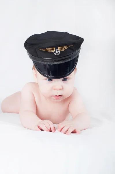 Un niño vestido de piloto sobre un fondo blanco aislado — Foto de Stock