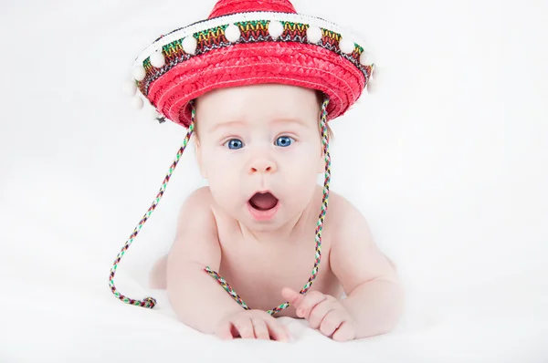 Petit garçon joyeux avec un sombrero et des maracas sur fond blanc — Photo