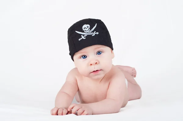 Kind jongen in pirate bandana met schatkist op witte achtergrond Stockfoto