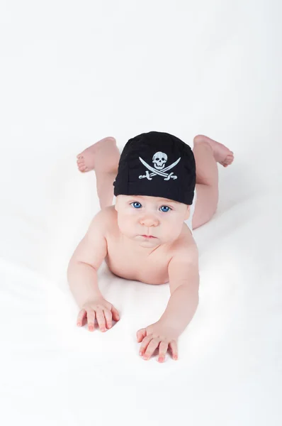 Enfant garçon en bandana pirate avec coffre au trésor sur fond blanc Image En Vente