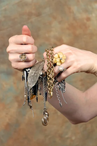 Händer som håller smycken — Stockfoto