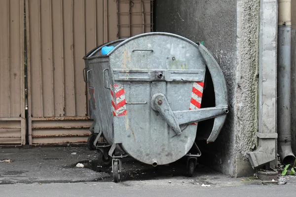 금속 더러운 쓰레기 수거통 — 스톡 사진