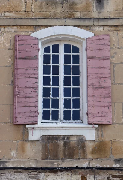 Старое окно снаружи — стоковое фото
