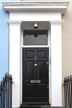 Siyah giriş kapısı