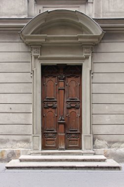 Ahşap kapalı kapı