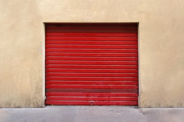 Porta da garagem vermelha — Fotografia de Stock