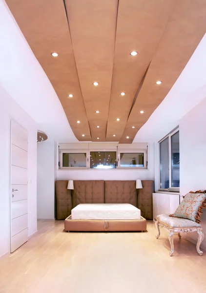 Chambre haute plafond — Photo