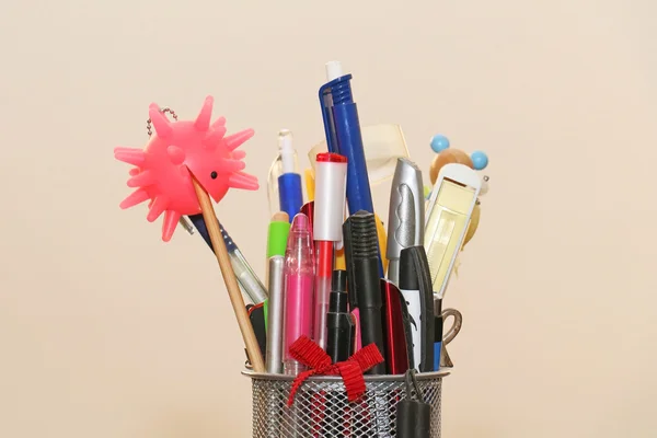Kleurrijke potloden vak — Stockfoto